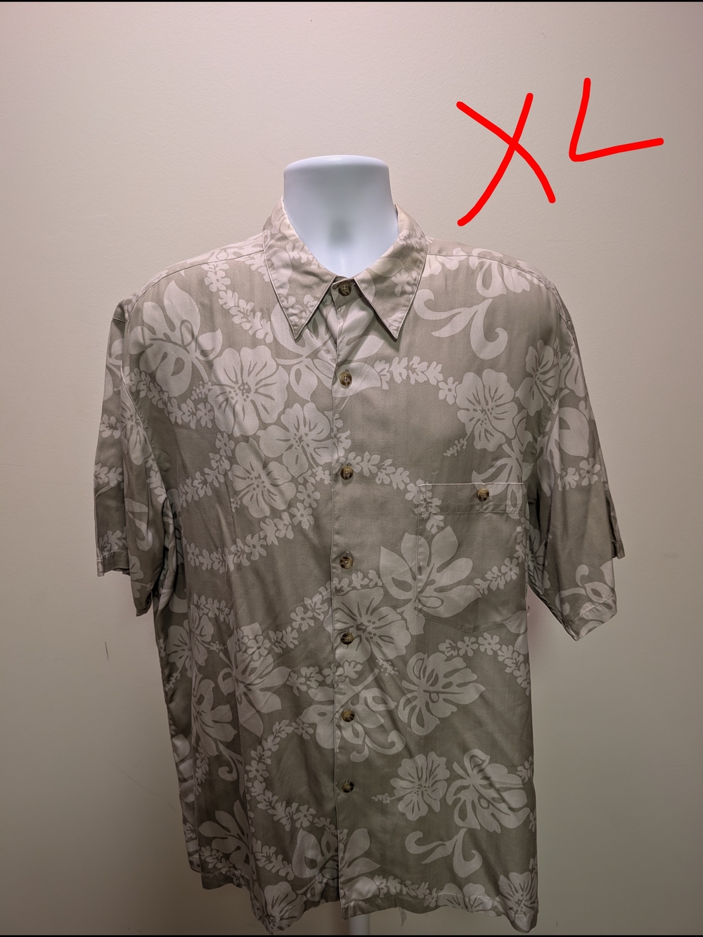 Casual Short-Sleeve Button-Down Shirt in Light Taupe Floral